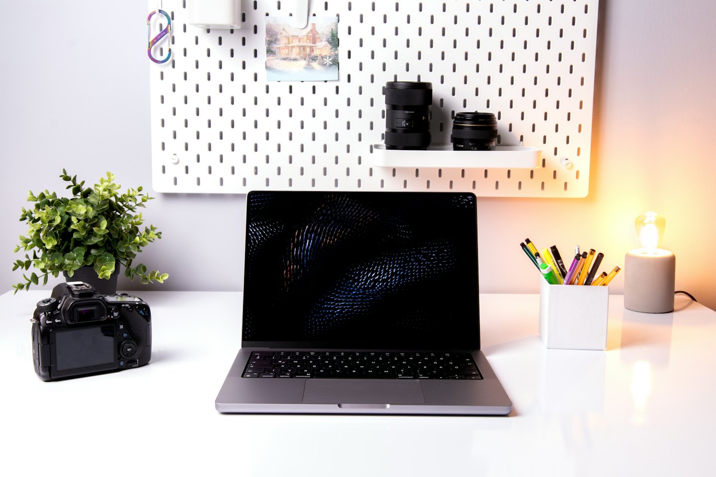 Notebook a kancelárske potreby na čistom bielom stole.